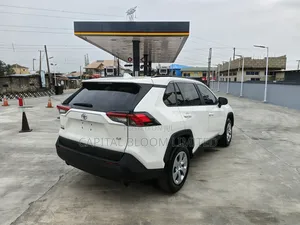Toyota RAV4 LE 2021 White