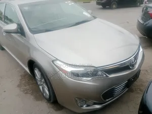 Toyota Avalon XLE 4dr Sedan (3.5L 6cyl 6A) 2014 Gold