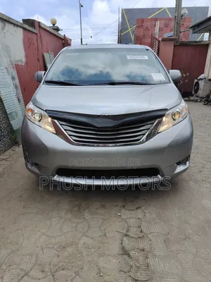 Toyota Sienna XLE AWD 7-Passenger 2013 Silver