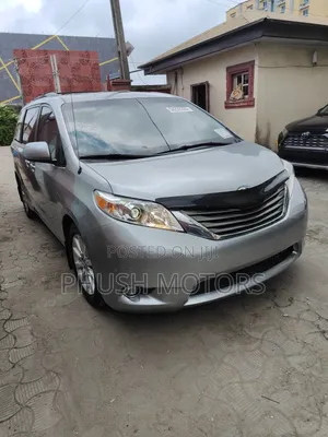 Toyota Sienna XLE AWD 7-Passenger 2013 Silver