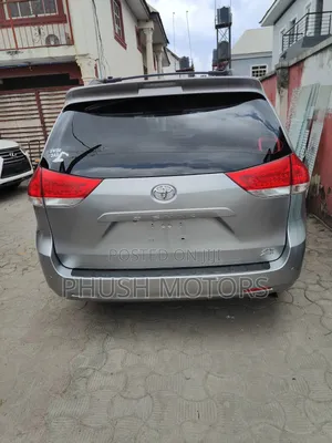 Toyota Sienna XLE AWD 7-Passenger 2013 Silver