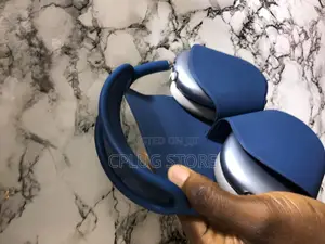 Clean Used Apple Airpodmax 2; Feel the Music, Live the Moment