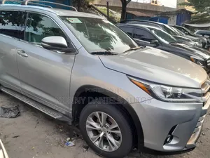 Toyota Highlander XLE V6 4x4 (3.5L 6cyl 6A) 2016 Silver