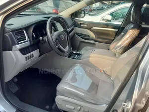 Toyota Highlander XLE V6 4x4 (3.5L 6cyl 6A) 2016 Silver