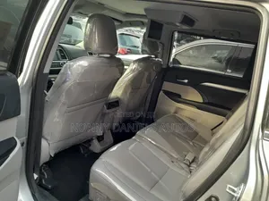 Toyota Highlander XLE V6 4x4 (3.5L 6cyl 6A) 2016 Silver
