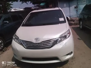 Toyota Sienna XLE 7 Passenger (3.5L 6cyl 6A) 2016 White