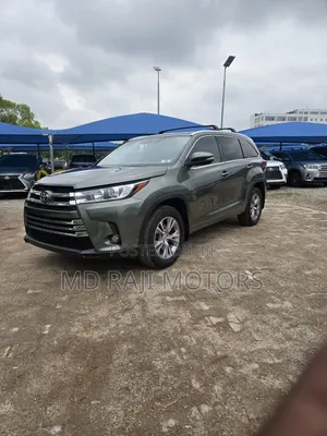 Toyota Highlander XLE 4x2 V6 (3.5L 6cyl 8A) 2018 Green