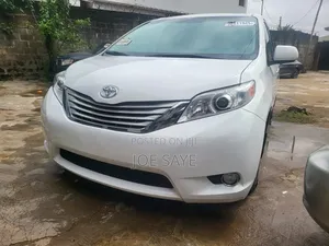 Toyota Sienna XLE 7 Passenger 2011 White