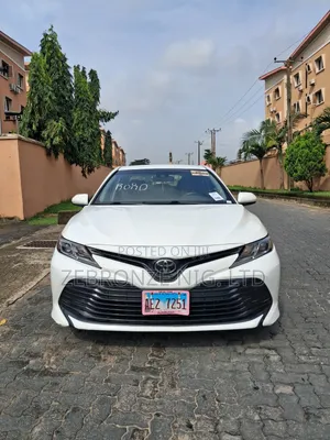 Toyota Camry LE FWD (2.5L 4cyl 8AM) 2018 White