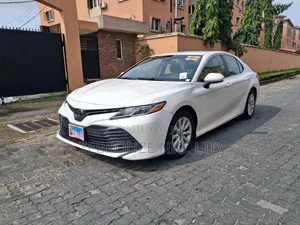 Toyota Camry LE FWD (2.5L 4cyl 8AM) 2018 White