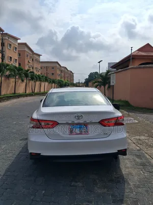 Toyota Camry LE FWD (2.5L 4cyl 8AM) 2018 White