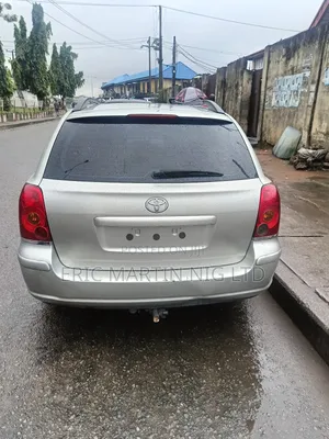 Toyota Avensis 2009 Gold