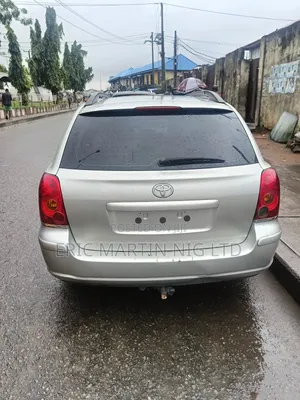 Toyota Avensis 2009 Gold