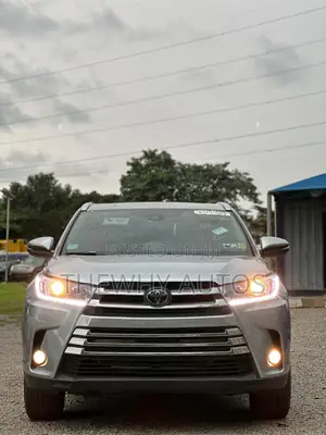 Toyota Highlander XLE 4x4 V6 (3.5L 6cyl 8A) 2018 Silver