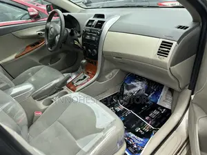 Toyota Corolla LE 4dr Sedan (1.8L 4cyl 4A) 2010 Gold