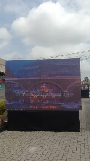 Seamless Outdoor Screen