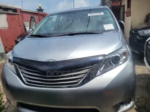 Toyota Sienna XLE AWD 7-Passenger 2013 Silver