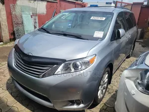 Toyota Sienna XLE AWD 7-Passenger 2013 Silver
