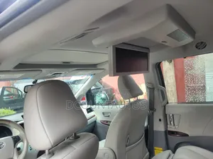 Toyota Sienna XLE AWD 7-Passenger 2013 Silver
