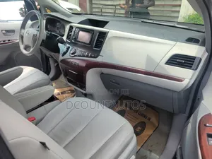 Toyota Sienna XLE AWD 7-Passenger 2013 Silver