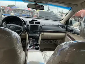 Toyota Camry XLE 4dr Sedan (3.5L 6cyl 6A) 2014 Gold