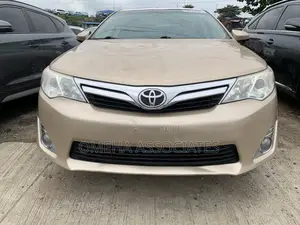 Toyota Camry XLE 4dr Sedan (3.5L 6cyl 6A) 2014 Gold