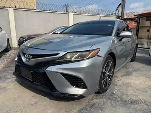 Toyota Camry SE FWD (2.5L 4cyl 8AM) 2018 Silver