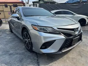 Toyota Camry SE FWD (2.5L 4cyl 8AM) 2018 Silver