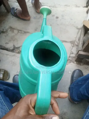 8litres Plastic Agricultural Watering Cans (Nous Parlons Français)