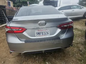 Toyota Camry XLE FWD (2.5L 4cyl 8AM) 2018 Silver