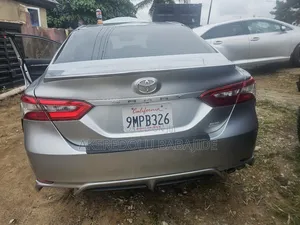 Toyota Camry XLE FWD (2.5L 4cyl 8AM) 2018 Silver