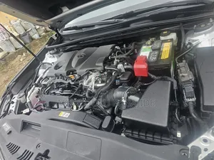 Toyota Camry XLE FWD (2.5L 4cyl 8AM) 2018 Silver