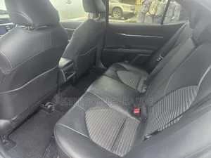 Toyota Camry XLE FWD (2.5L 4cyl 8AM) 2018 Silver
