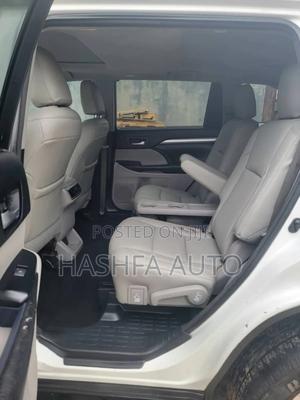 Toyota Highlander XLE 4x2 V6 (3.5L 6cyl 8A) 2018 White