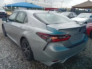 Toyota Camry SE Auto 2024 Silver