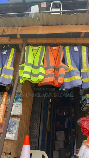 Reflective Safety Jacket – High Visibility & Durable Workwear