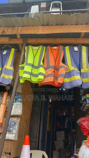 Reflective Safety Jacket – High Visibility & Durable Workwear
