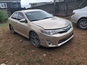 Toyota Camry LE 4dr Sedan (2.5L 4cyl 6A) 2012 Gold