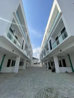 4bdrm Duplex in Chevron for sale