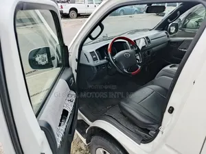 Toyota HiAce 2012 White