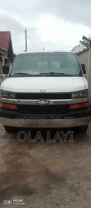 Chevrolet Shcool Bus 2004 White