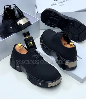 Balenciaga Lace Up Round Face Leather Shoe