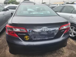 Toyota Camry XLE 4dr Sedan (2.5L 4cyl 6A) 2014 Gray
