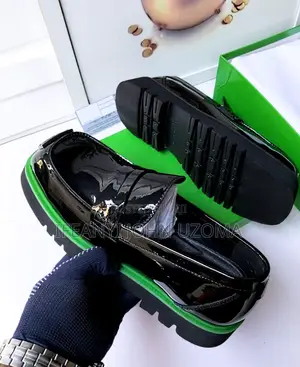 Luxury Bottega Veneta Designs Black and Green Shoe