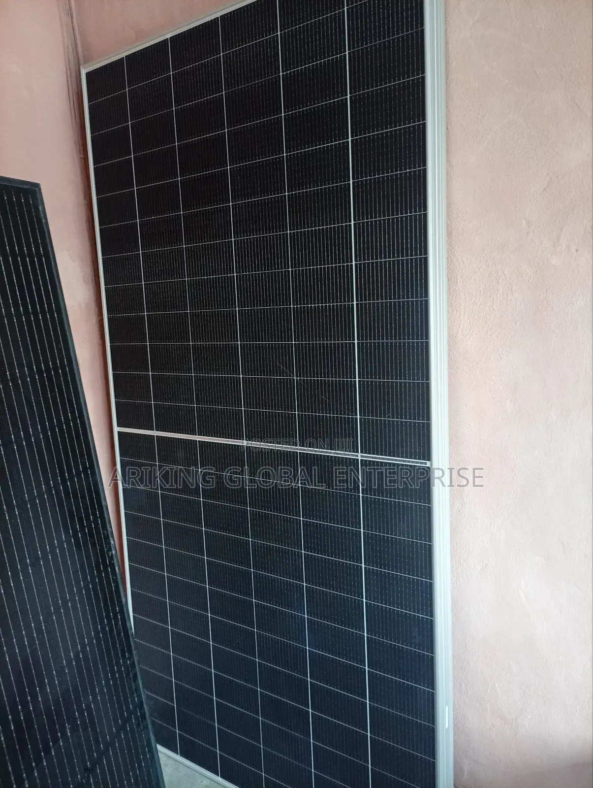 New Canadian 585watts Solar Panel