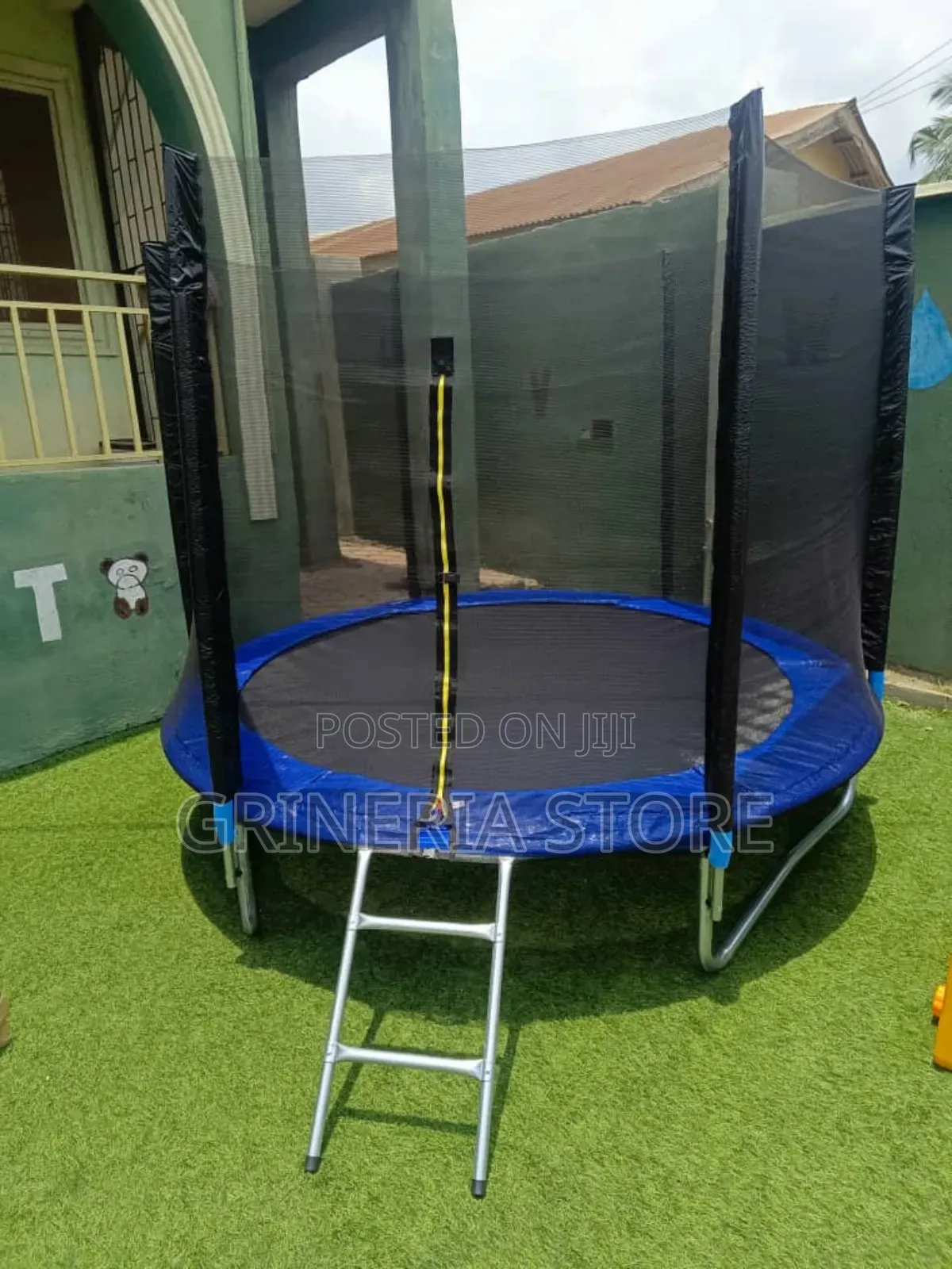 Outdoor 8ft Trampoline With Enclosure