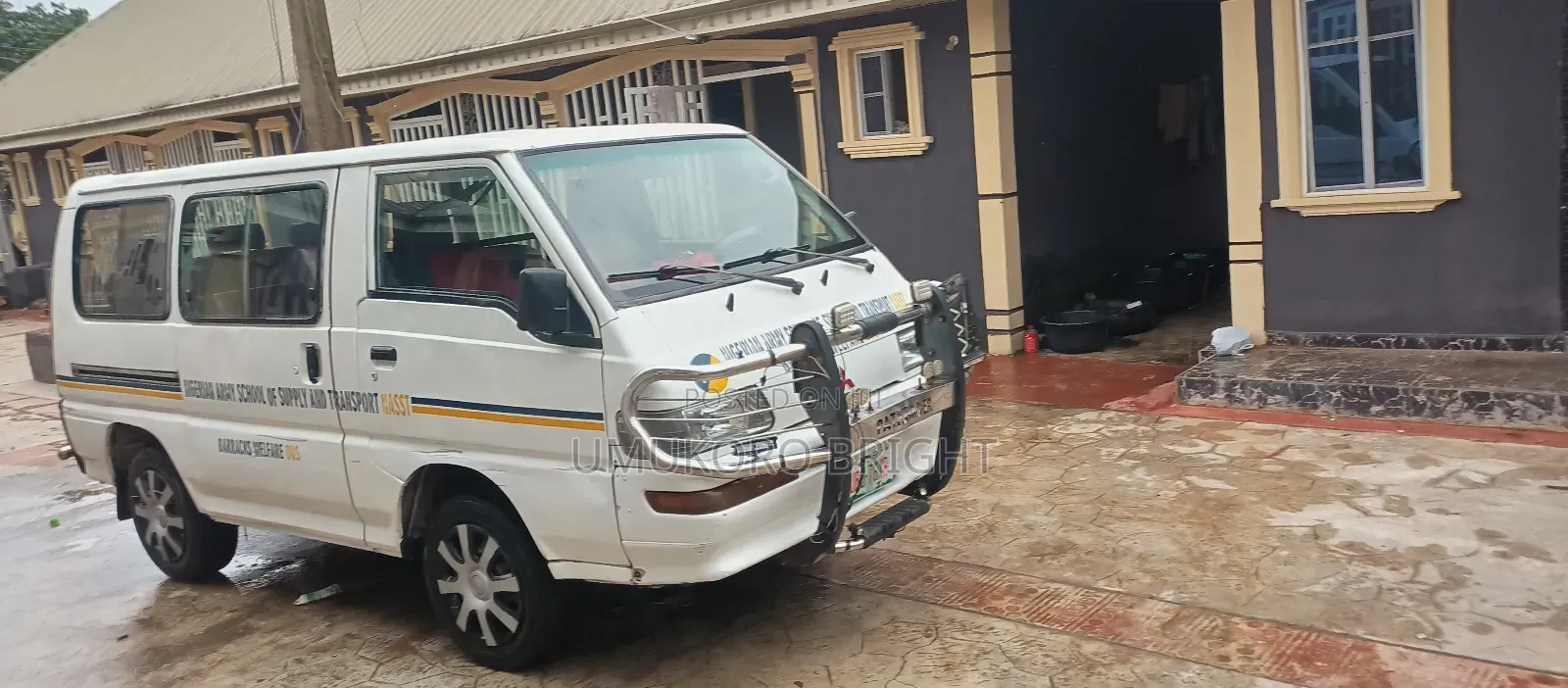 Mitsubishi L300 2004 White