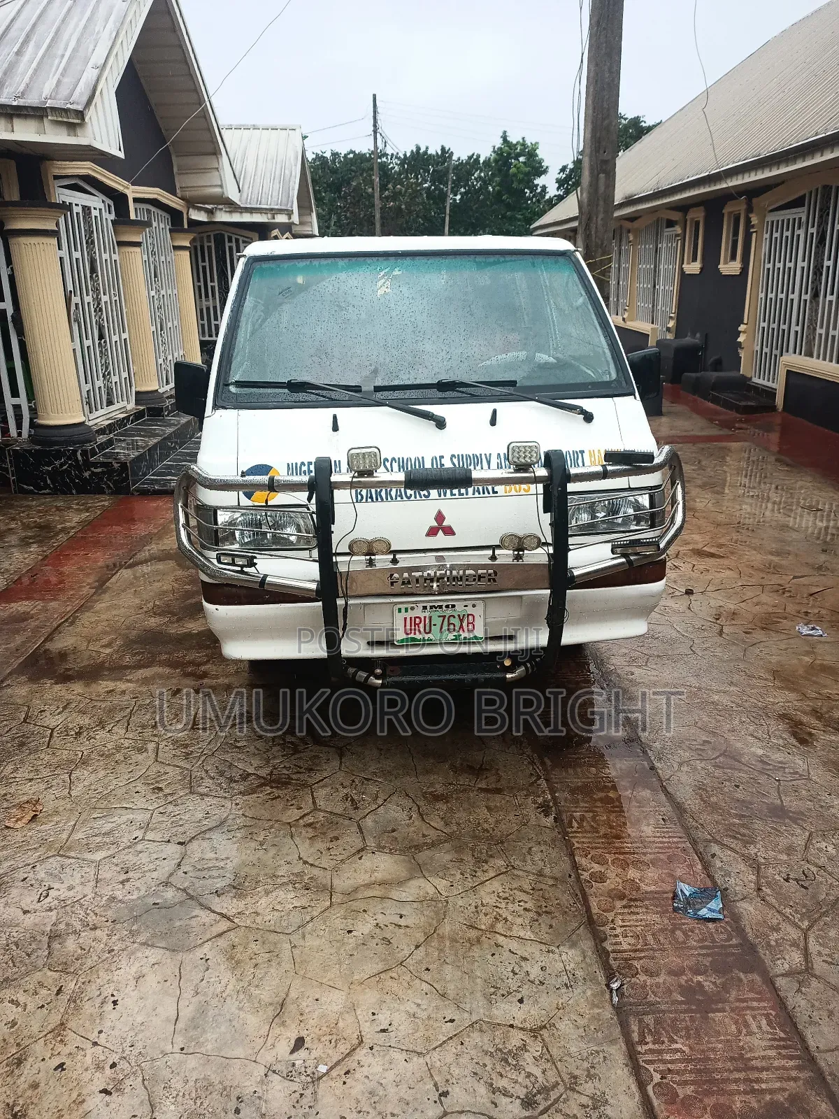 Mitsubishi L300 2004 White