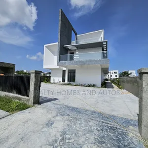5bdrm Mansion in Lekki for sale