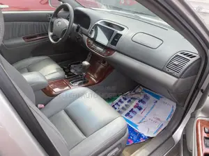 Toyota Camry XLE 4dr Sedan (2.4L 4cyl 5A) 2005 Silver